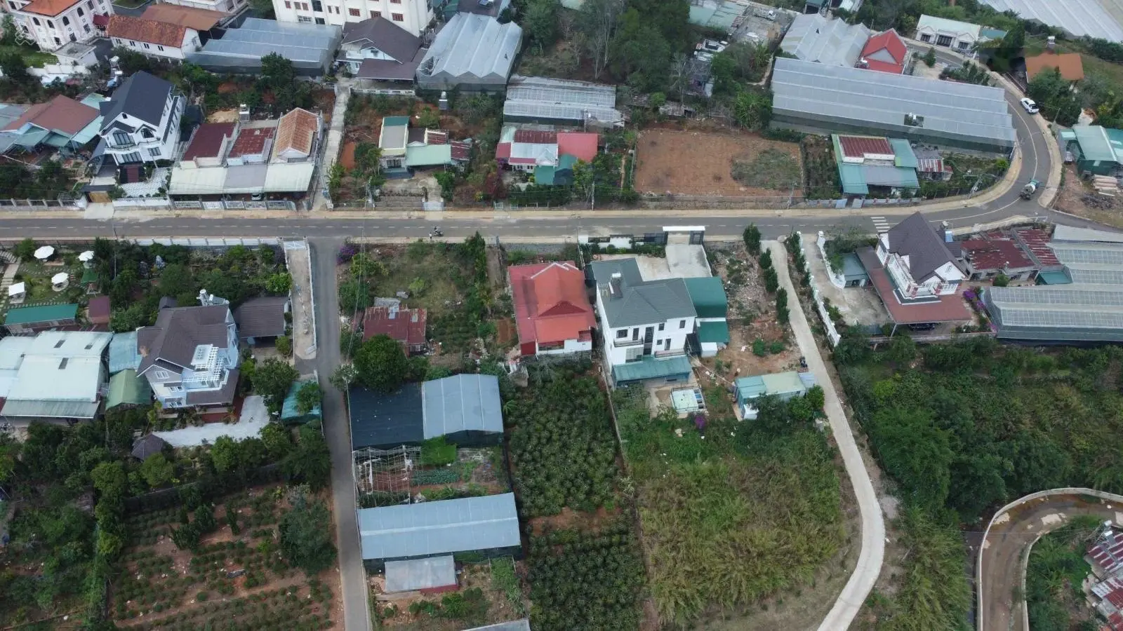 Bán nhanh 4 lô đất xây dựng mặt đường Phạm Hùng, TT Lạc Dương đường lớn 11m, gần công an Huyện.