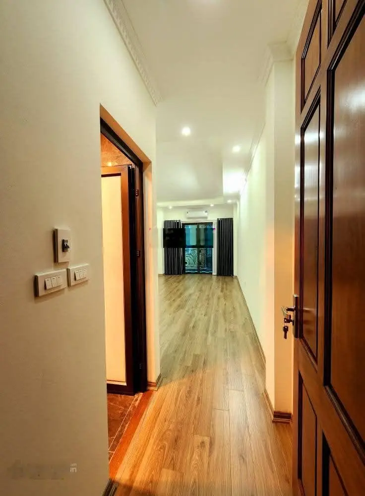 6 tầng xây mới thang máy nhập, mỗi tầng 1 phòng rộng, gần mặt phố tiện ích vô cùng tốt, dân trí cao