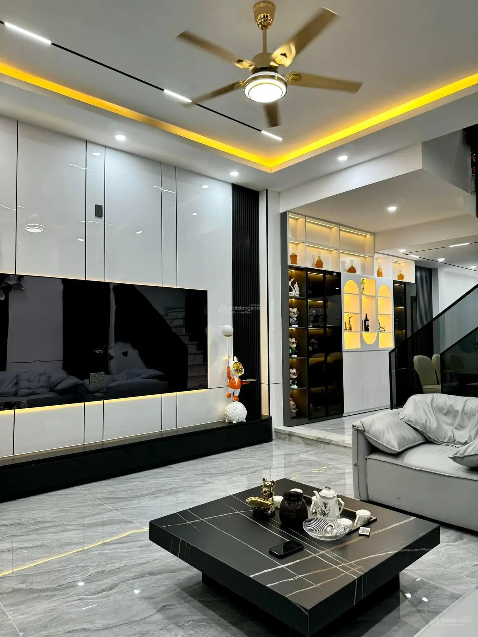 Siêu phẩm nhà 3,5 tầng đúc mặt tiền đường Nguyễn Xí - Sát biển Nguyễn Tất Thành - Liên Chiểu