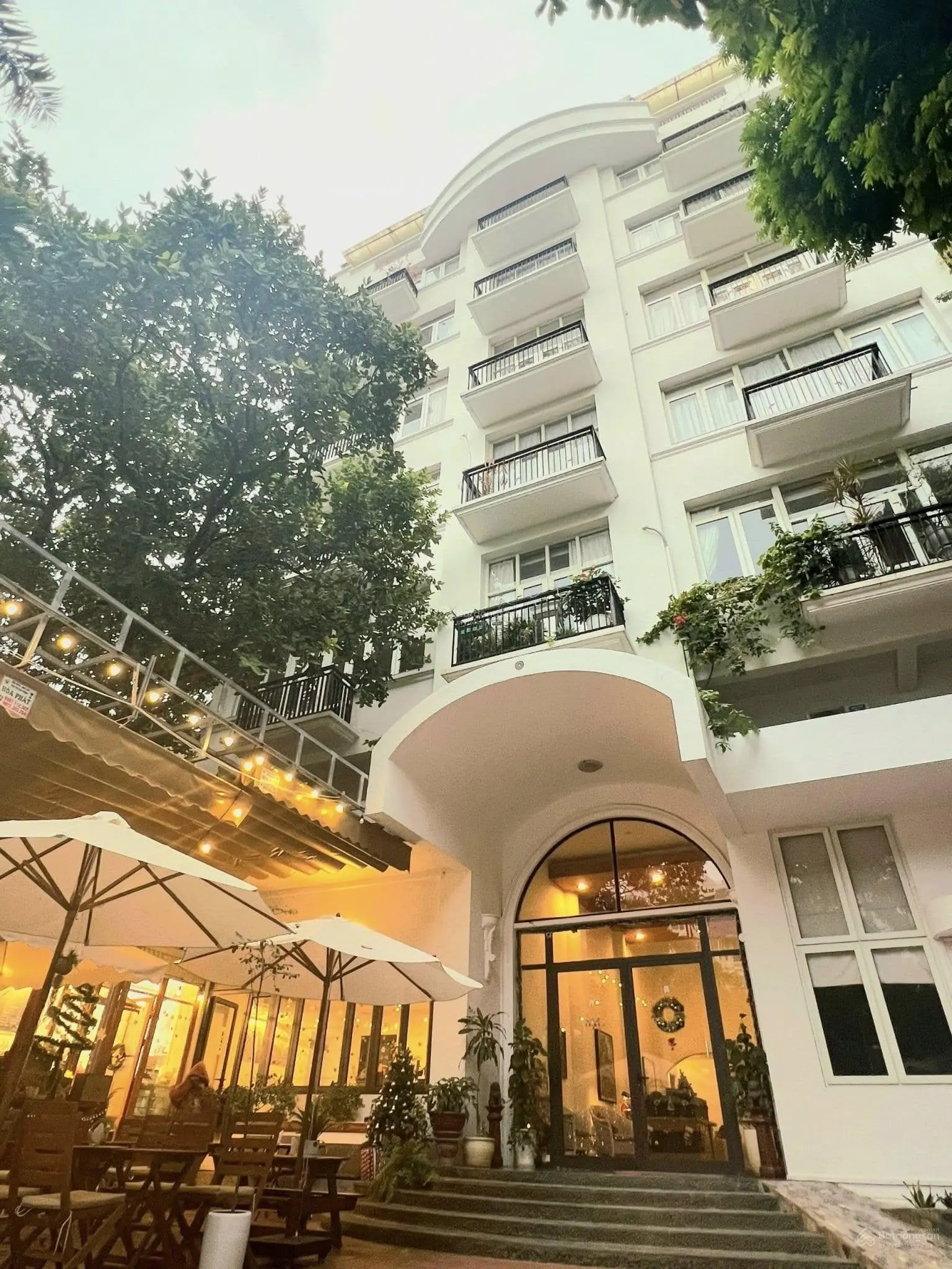 Mặt Phố Nguyễn Đình Thi vỉa hè lớn 145M mặt tiền rộng kinh doanh dòng tiền 300