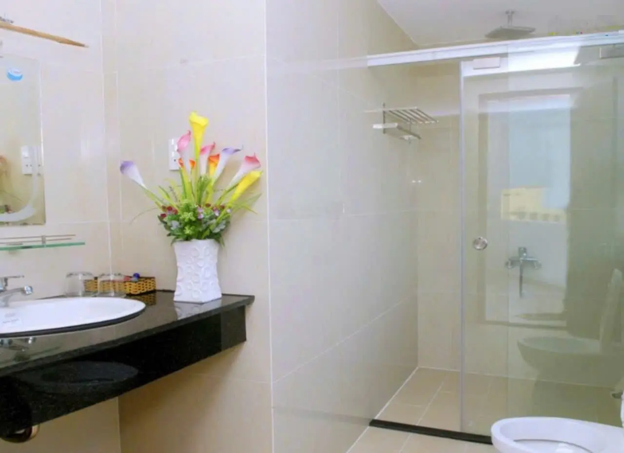 Bán khách sạn 2 mặt tiền khu Phạm Văn Đồng, gần biển, trung tâm du lịch sầm uất
