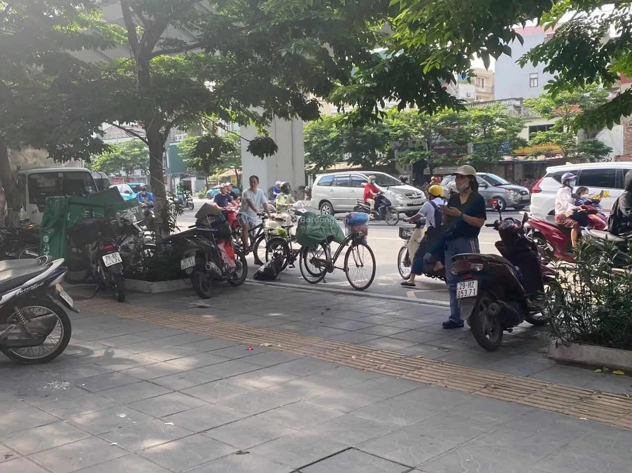 Bán Mặt phố Đại La, Hai Bà Trưng . DT 94m2 C4 mặt tiền 4m. giá: 35.5 tỷ. LH :0383 426 ***