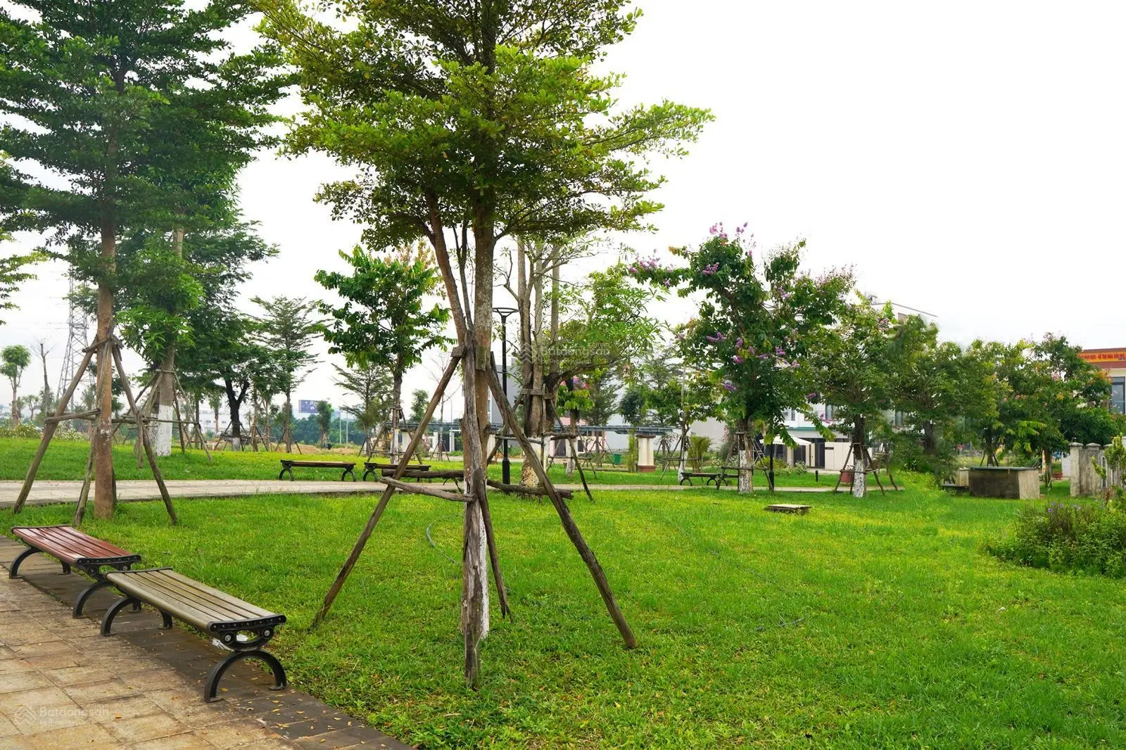 Bán nhanh lô đất đối diện công viên, đường 17,5m, sổ sẵn, hướng tây nam