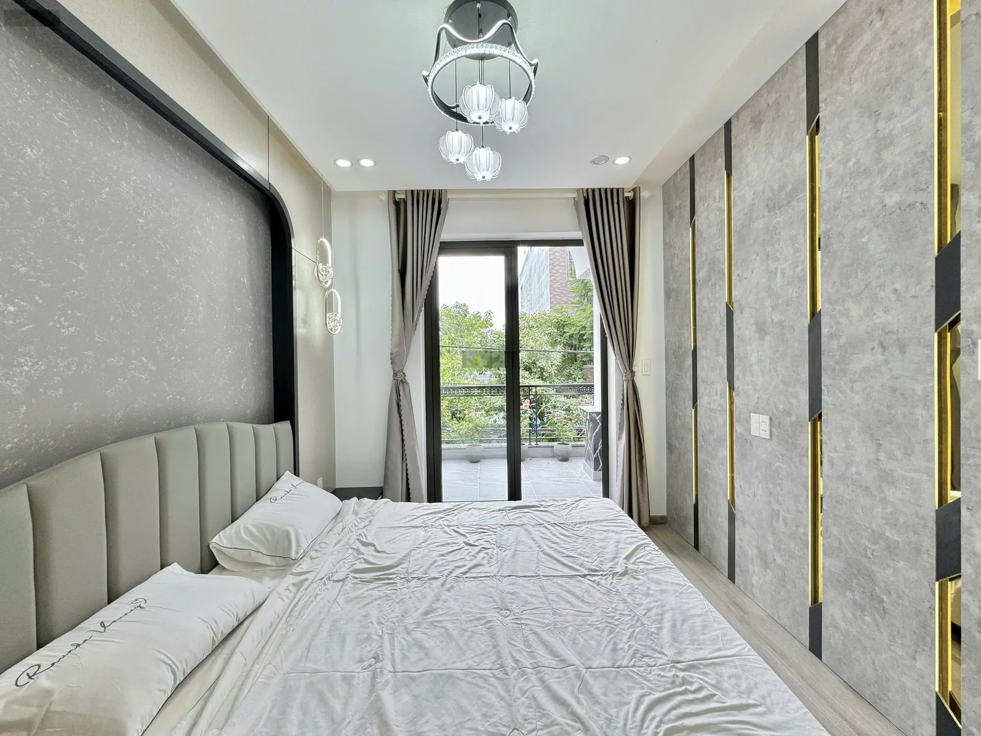 Nhà đẹp Đà Nẵng - Bán nhà 3 tầng Tân Cổ Điển, 3PN, tặng full nội thất, sân oto