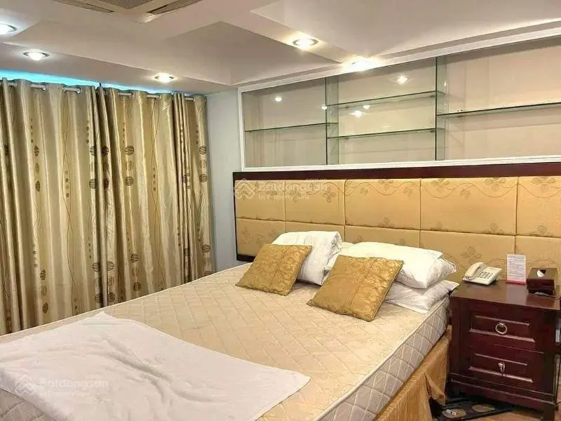Bán khách sạn mặt phố Bùi Thị Xuân 120m2 sổ đỏ nhà 12 tầng+ 1 hầm dòng tiền 350tr