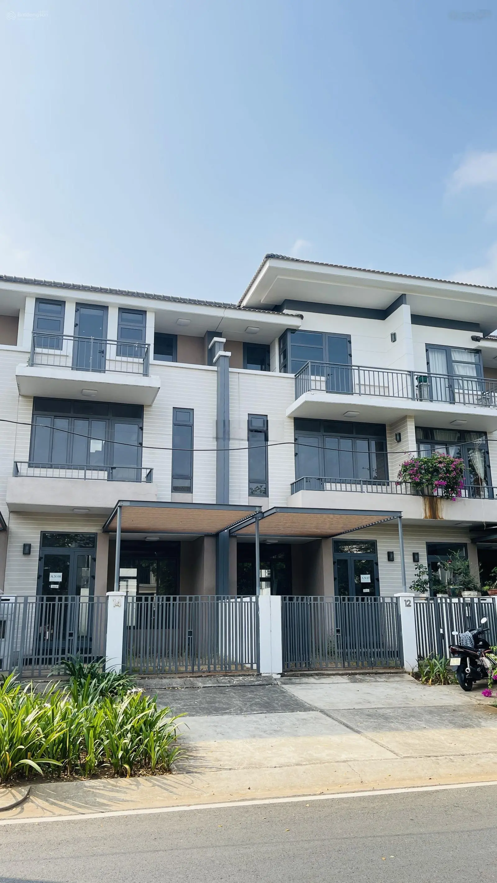 Biệt thự Lavila giá thật - Nhà thô - 10.4 tỷ - DT: 5.5 x 17.6m - LH: 0902 781 ***Ms. Linh)