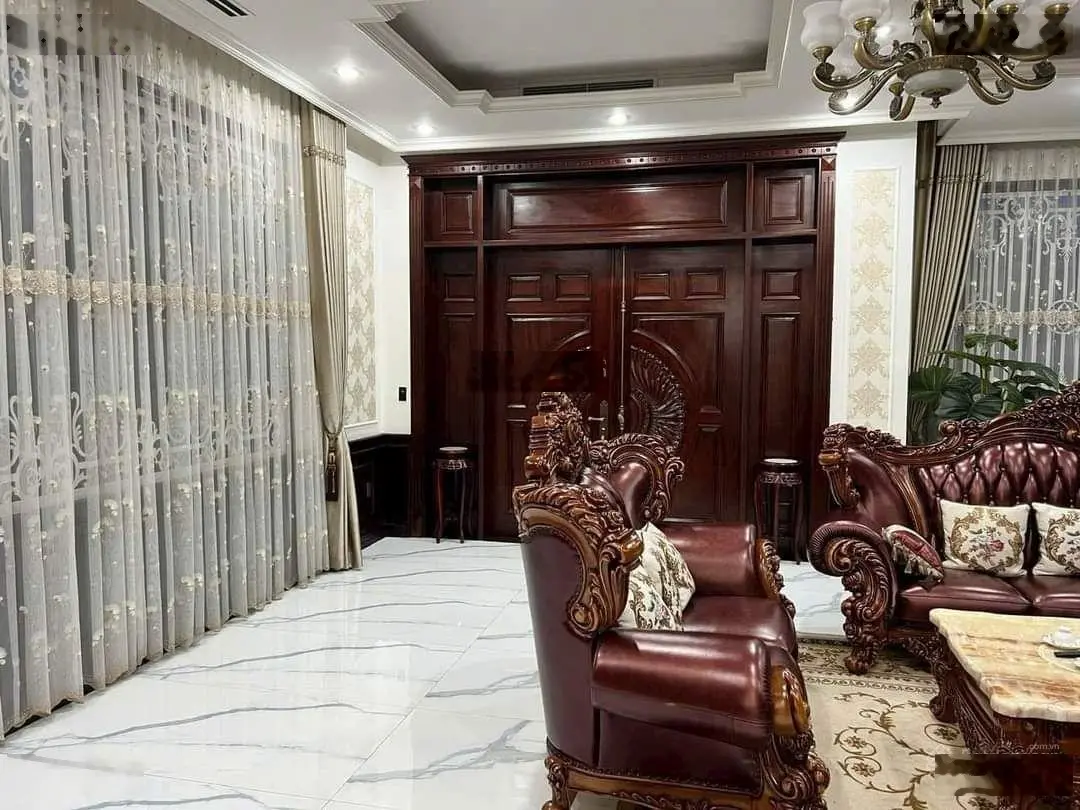 Chủ cần tiền bán lại biệt thự vip trong trung tâm hành chính TP Dĩ An, Bình Dương. DT 550m2. Giá rẻ