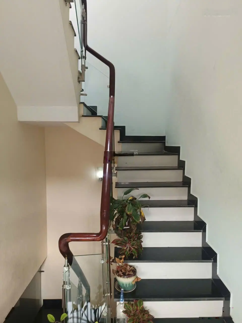 Nhà lầu và 4 phòng trọ đường trần nguyên hãn