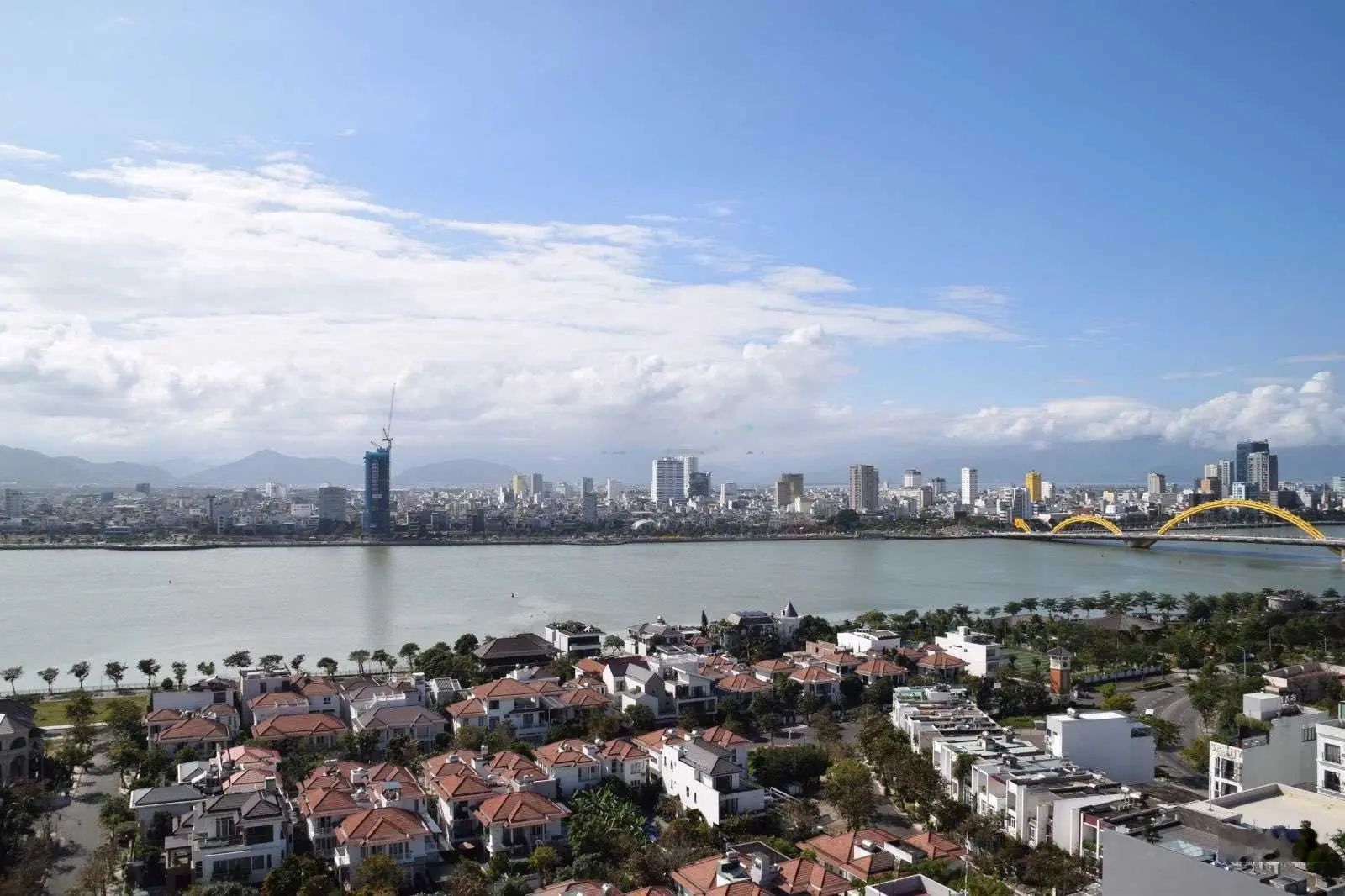 Siêu phẩm, chủ về Hà Nội cần bán căn hộ Monarchy A 2PN tầng 10 view sông Hàn, Đà Nẵng, sổ đỏ có sẵn