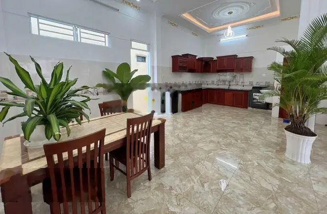 Chính chủ bán nhà gần mặt đường lớn diện tích 120m2, sổ đỏ chính chủ, 2 tầng 1 tum có sân rộng rãi
