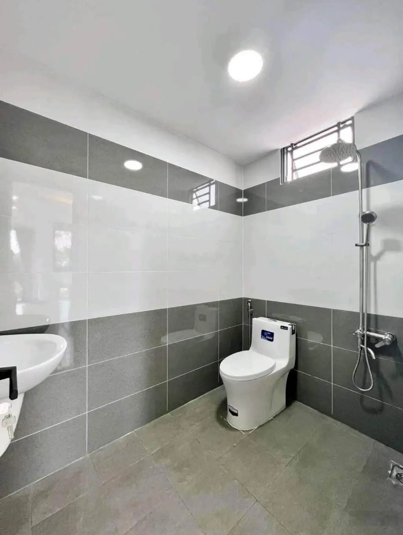 Sở hữu ngay căn nhà ngay chợ Bình Chánh giá rẻ. Sổ riêng. DT 80m2. MT 8m. Giá 1 tỷ 350