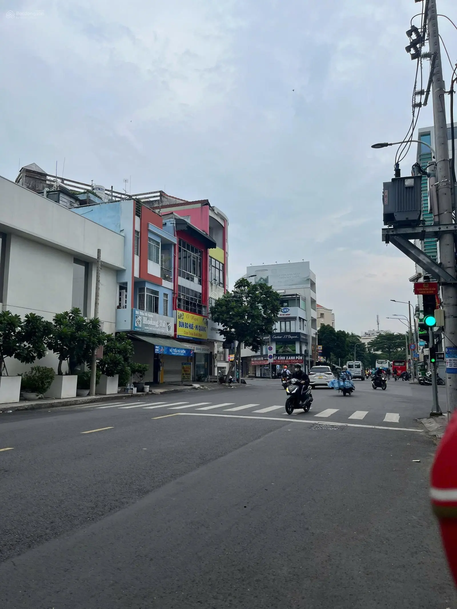 Bán tòa nhà văn phòng khu sân bay, Phường 4, Tân Bình. 11 x 28 m, hầm 6 tầng, DTS 1246m2 63 tỷ