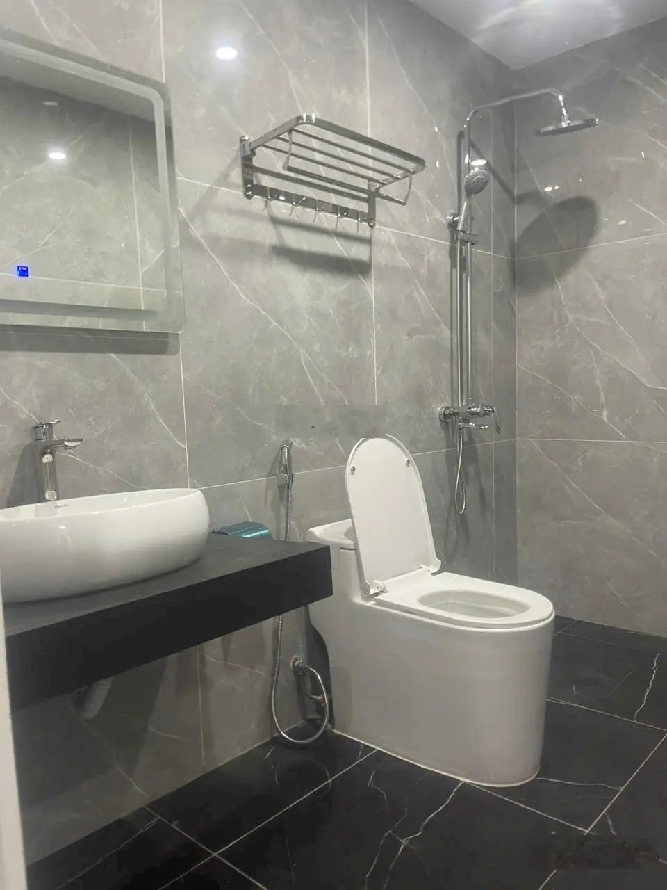 Nhà Cực Đẹp - Ngay Hồ LINH ĐÀM - Trường các cấp , chợ và UBND Cách 200m - bến xe nc Ngầm cách 500m