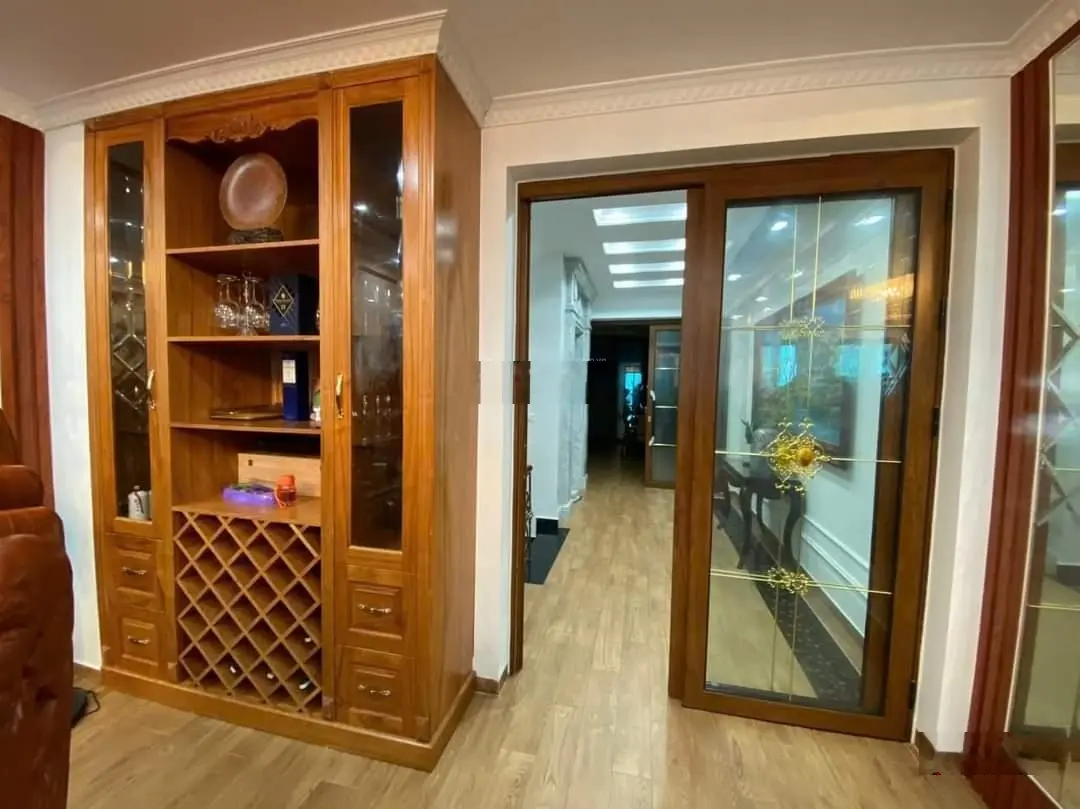 Mặt phố - lô góc Ngọc Thụy, Long Biên