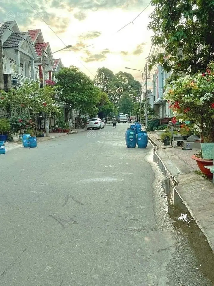 Giảm mạnh còn hơn 4 tỷ xíu nhà lầu trệt thiết kế đẹp gần siêu thị Big C Go Dĩ An, Bình Dương