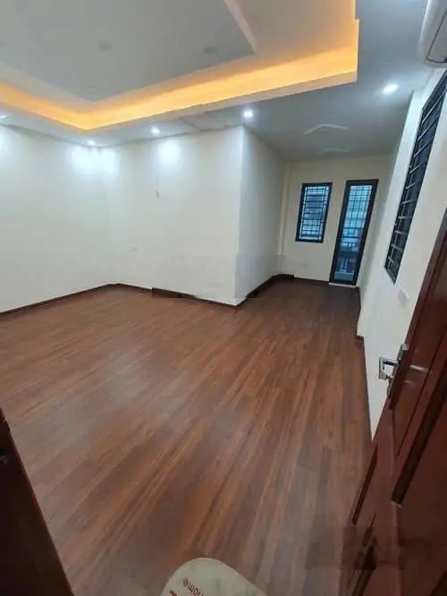 Bán nhà riêng VF3 đỗ cửa tại Nguyễn Đình Hoàn, 7,5 tỷ, 35m2, 5 tầng, 3PN, 4WC
