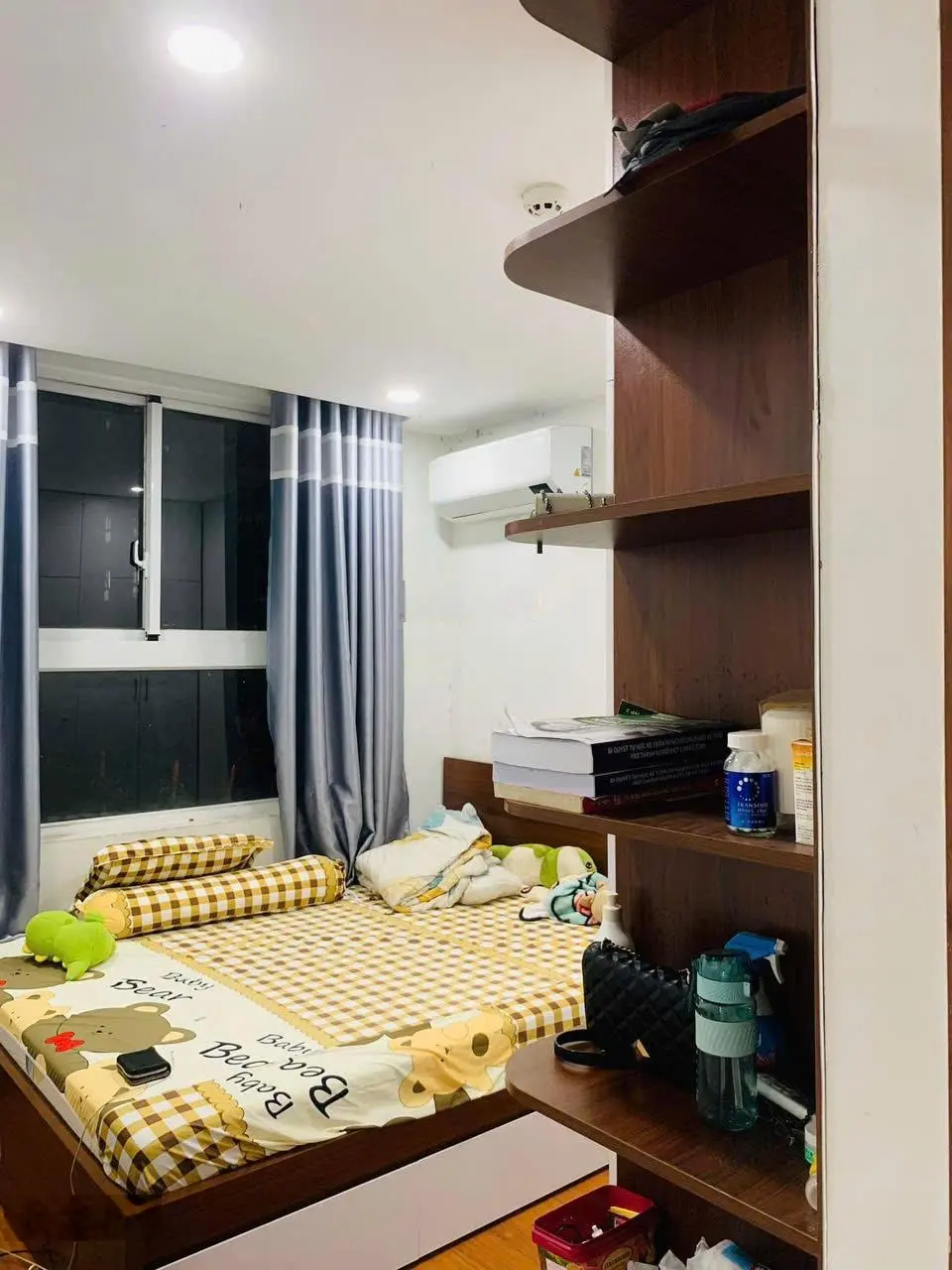 Bán gấp căn hộ 2Pn 2WC 57m2, giá chỉ 1,190 bao thuế phí, Có nội thất gỗ-093201326
