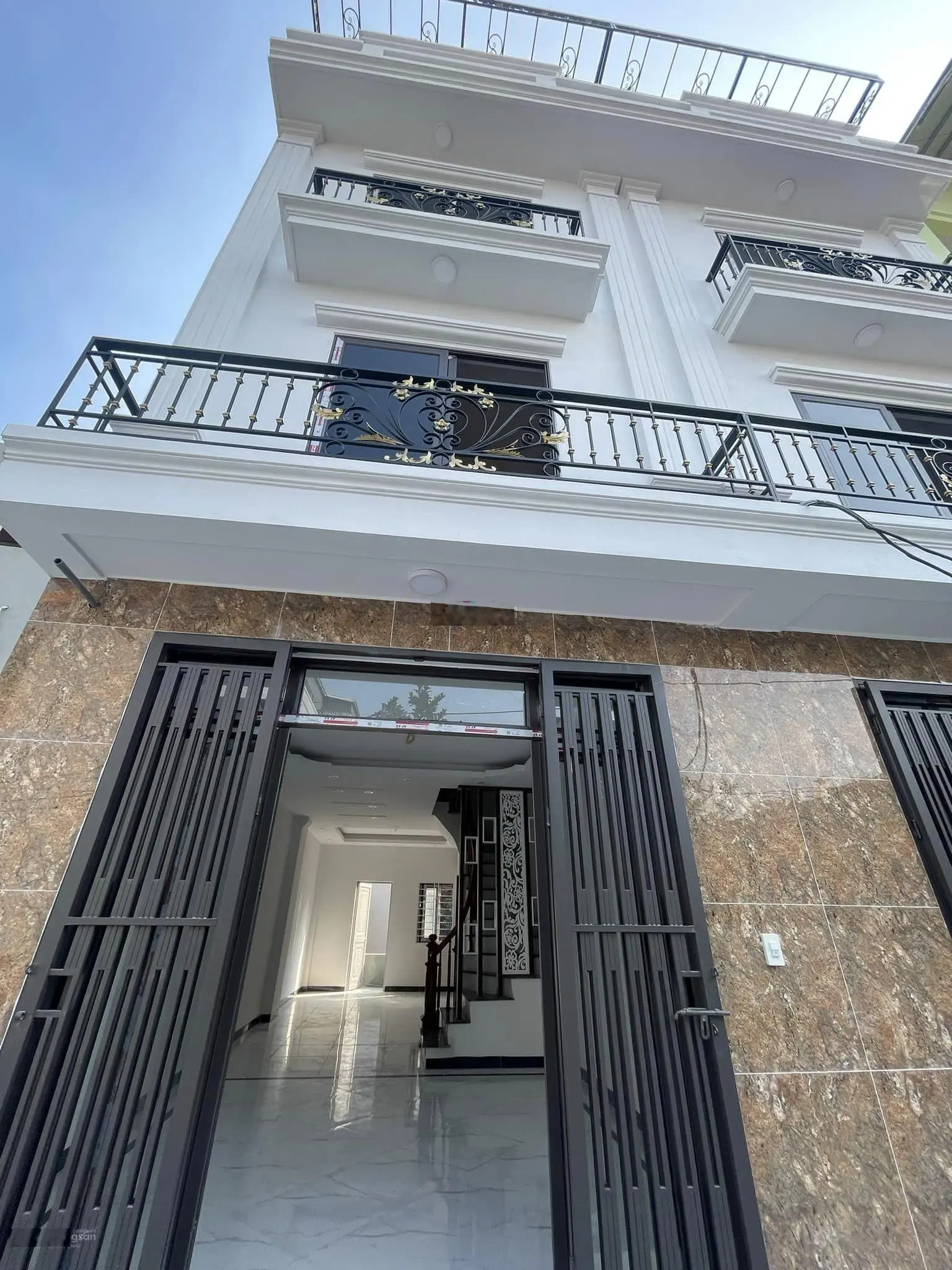 Nhà dt khủng 58m2 xây 3 tầng.lô góc thoáng đẹp, ngõ rộng ô tô lùi cửa. cách trung tâm hà đông 3,5km