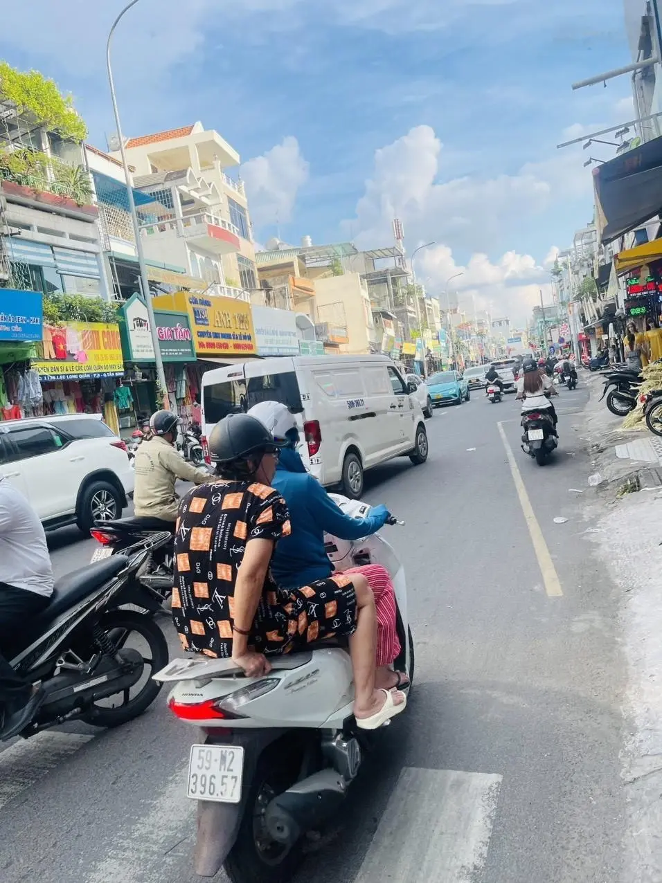 Bán gấp nhà Mặt Tiền Kinh Doanh đường Lạc Long Quân 9,8 tỷ TL.