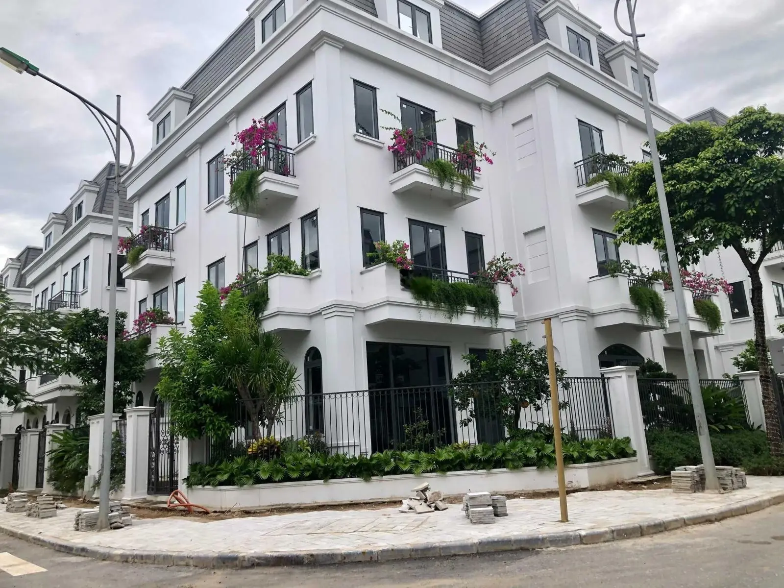 Bán biệt thự Solasta Mansion 212m2, giá 32.5 tỷ. LH 0904 682 ***
