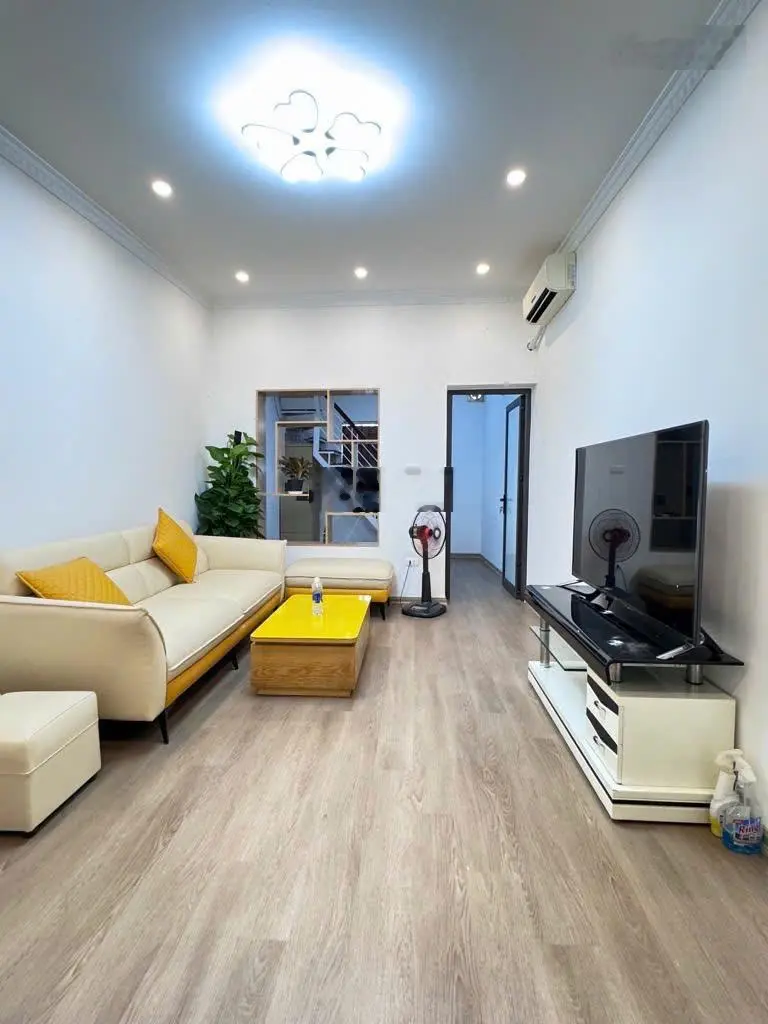 Khương đình, nhà tập thể mới sửa, hàng xóm royal city, vài bước chân ra ngã tư sở, sân chơi rộng.
