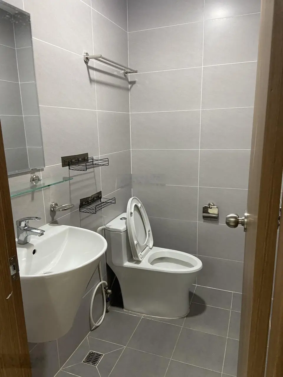 Chủ cần bán gấp căn 2PN 57m2 - Bcons Plaza. Giá cực rẻ chỉ 1ty8 trọn sổ, chủ lỗ gần 100tr. Đã có sổ