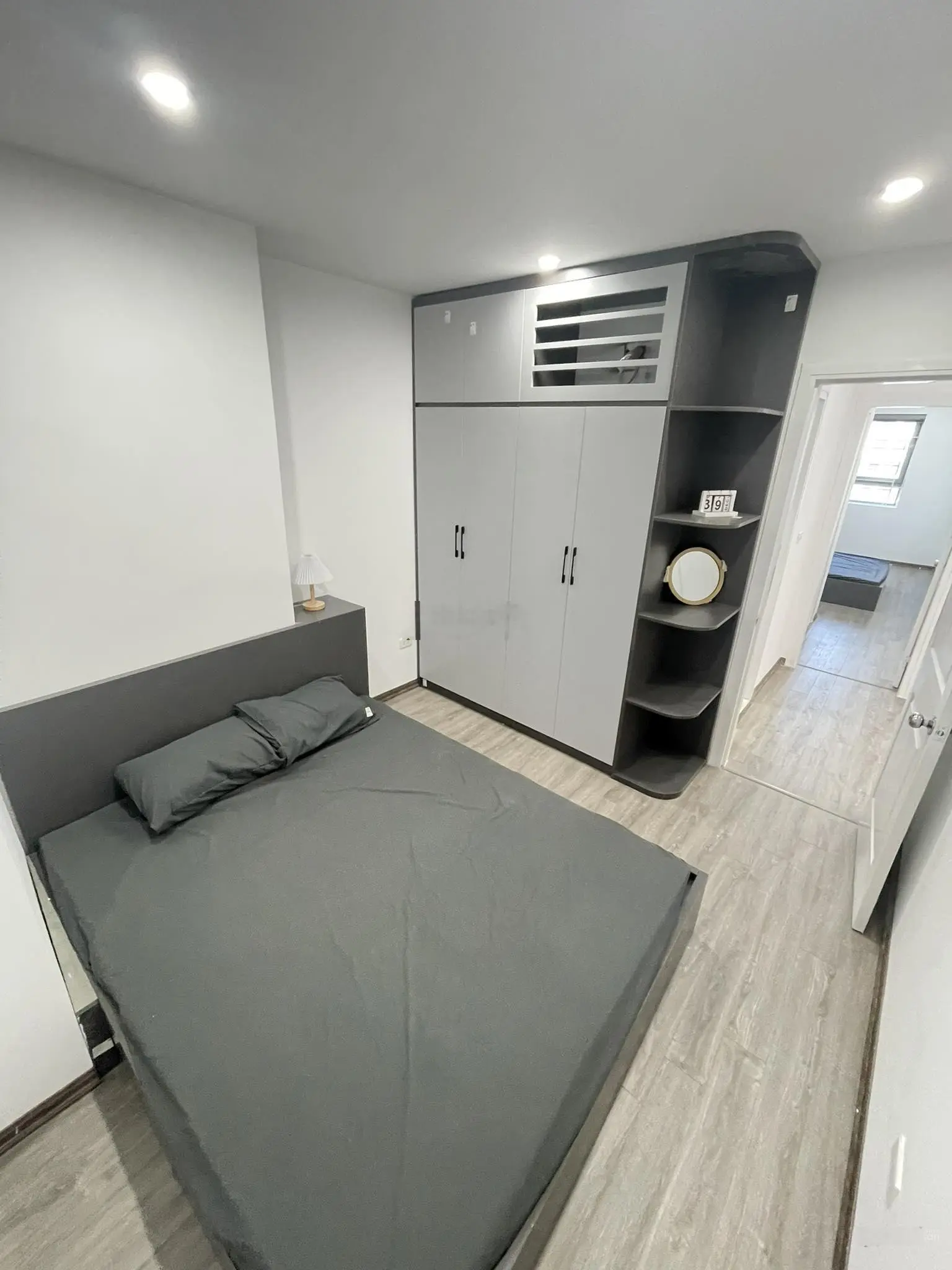 Chính chủ cần bán gấp căn hộ 2 phòng ngủ 71m2 full nội thất siêu đẹp view hồ giá tốt LH 0965 289 ***
