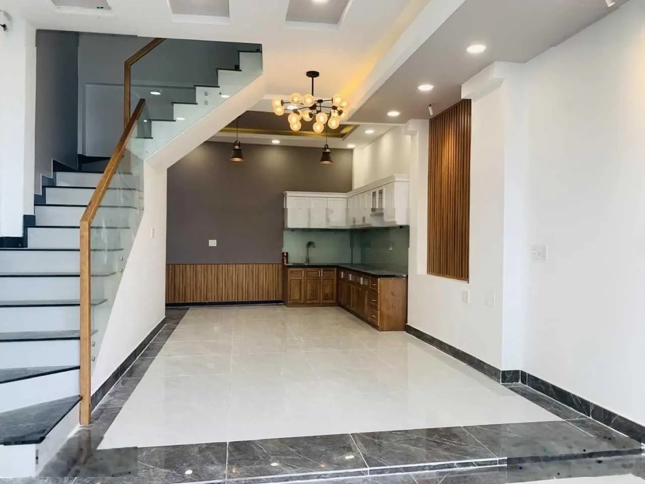 Bán căn nhà ngay MT đường nhựa 10m Tân Cảng, Bình Thạnh. Gía bán 3 Tỷ 6 - 4.9 x 12m. View Landmark