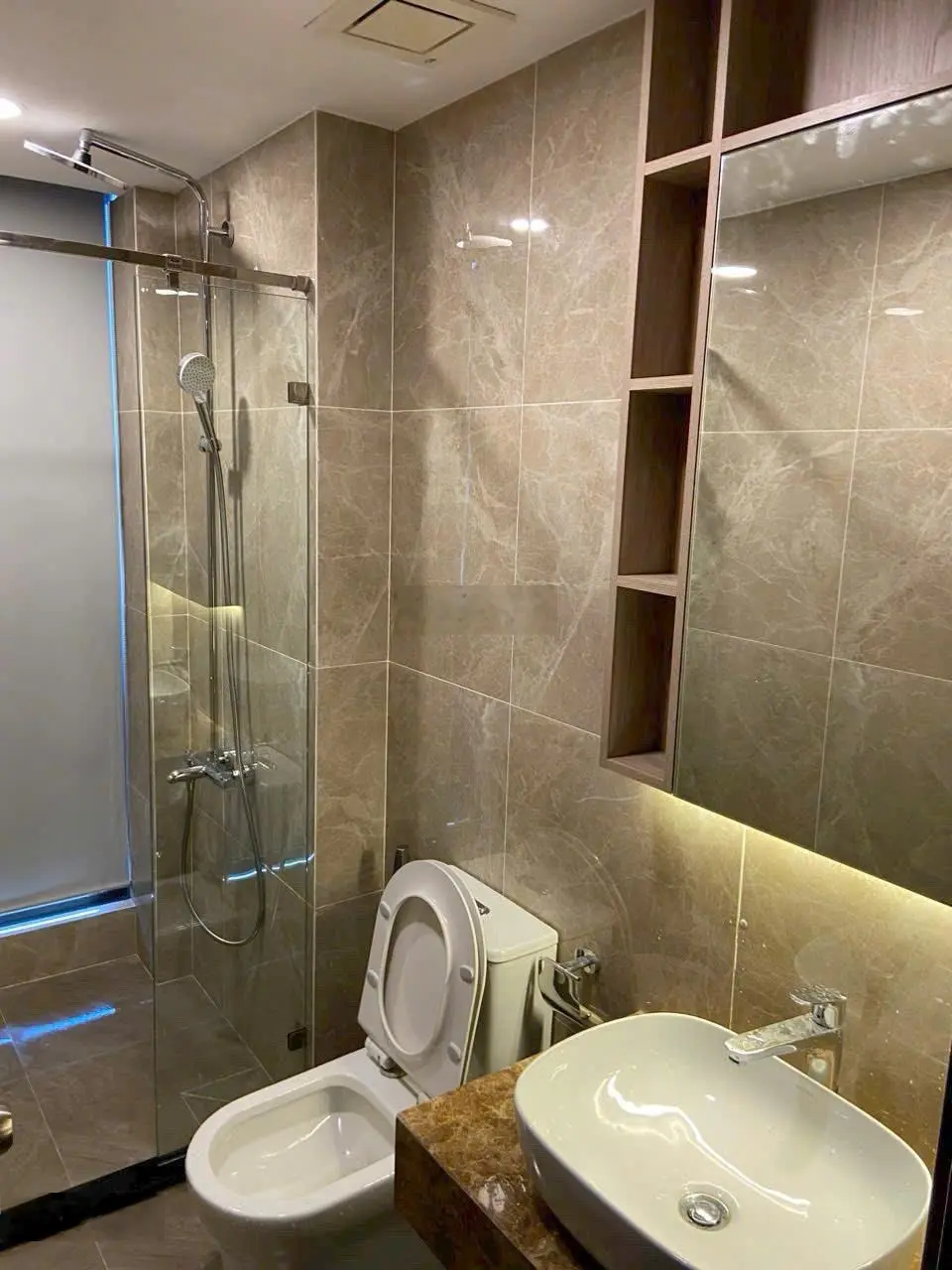 Gia đình cần bán CH Central Plaza 65m2, 2PN, căn góc, SH vĩnh viễn. Giá thật nhà thât: 4.05 tỷ TL