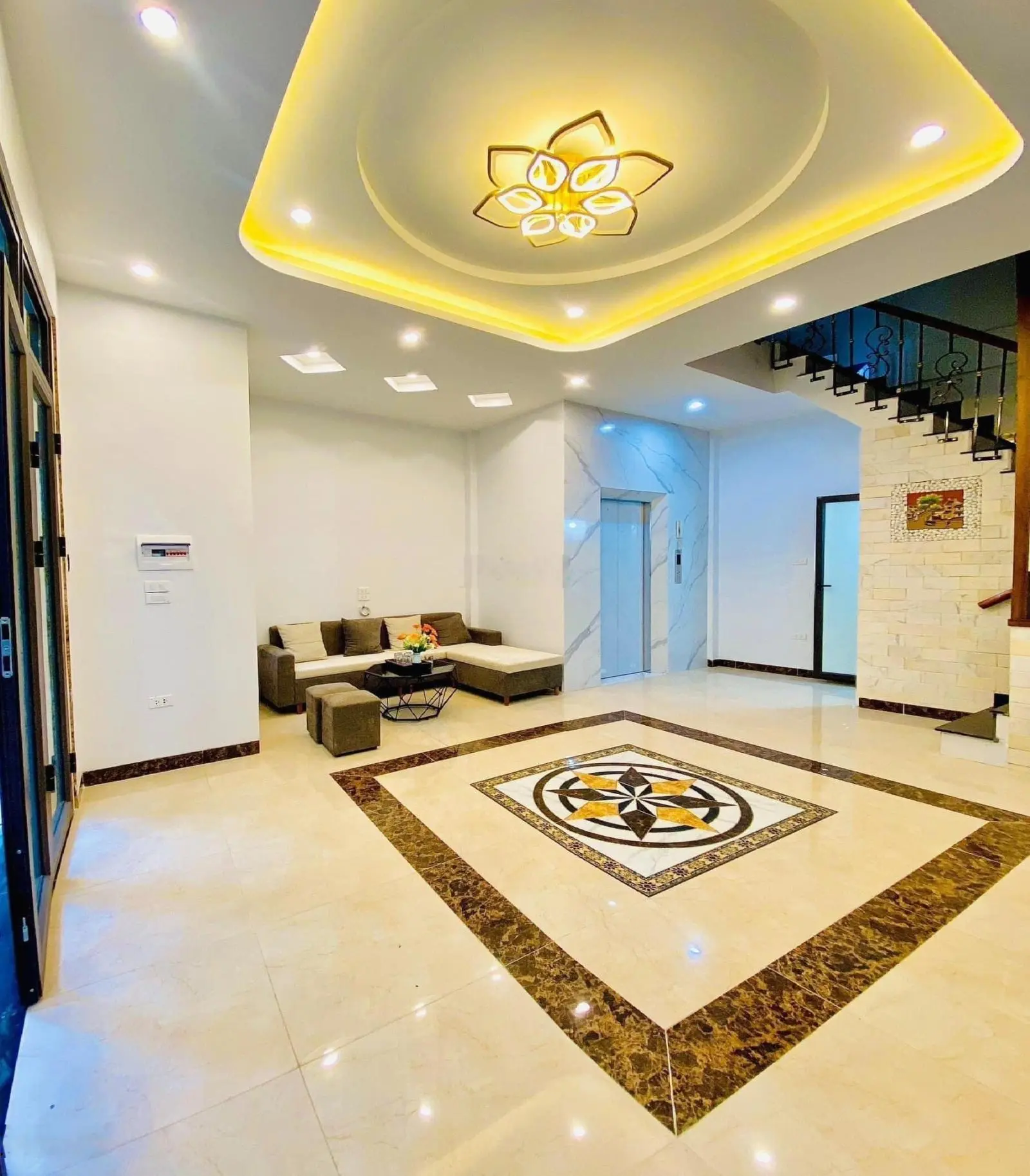 Bán nhà phố Tôn Đức Thắng quận Đống Đa, 40m2, thang máy, 5 tầng, lô góc, giá 8.2 tỷ