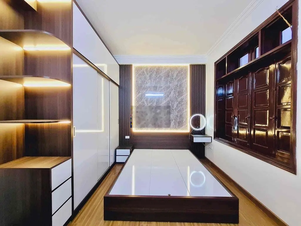 Bán nhà Hào Nam, sát phố, 20m ô tô đỗ cửa, Kinh doanh, 41m2*5T