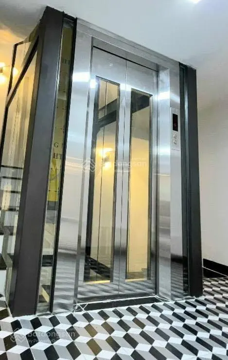 1 nhà ra oto, thang máy, Phương Mai, Đống Đa, DT 32m2 x 5 tầng giá 7.5 tỷ tl