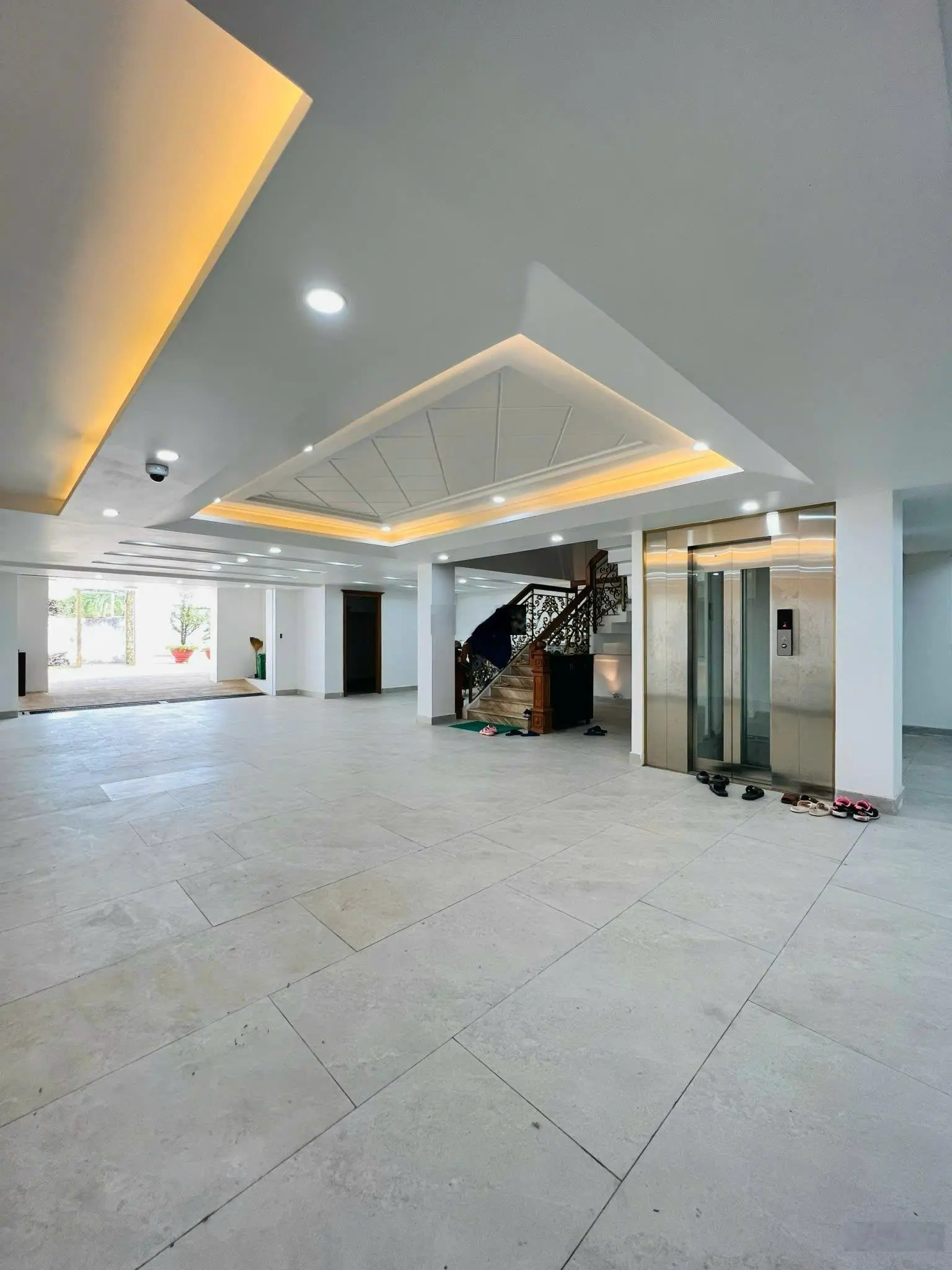 Bán dinh thự 4 lầu diện tích gần 1000m2 mặt tiền kinh doanh đối diện TTTM Emart Phan Huy Ích