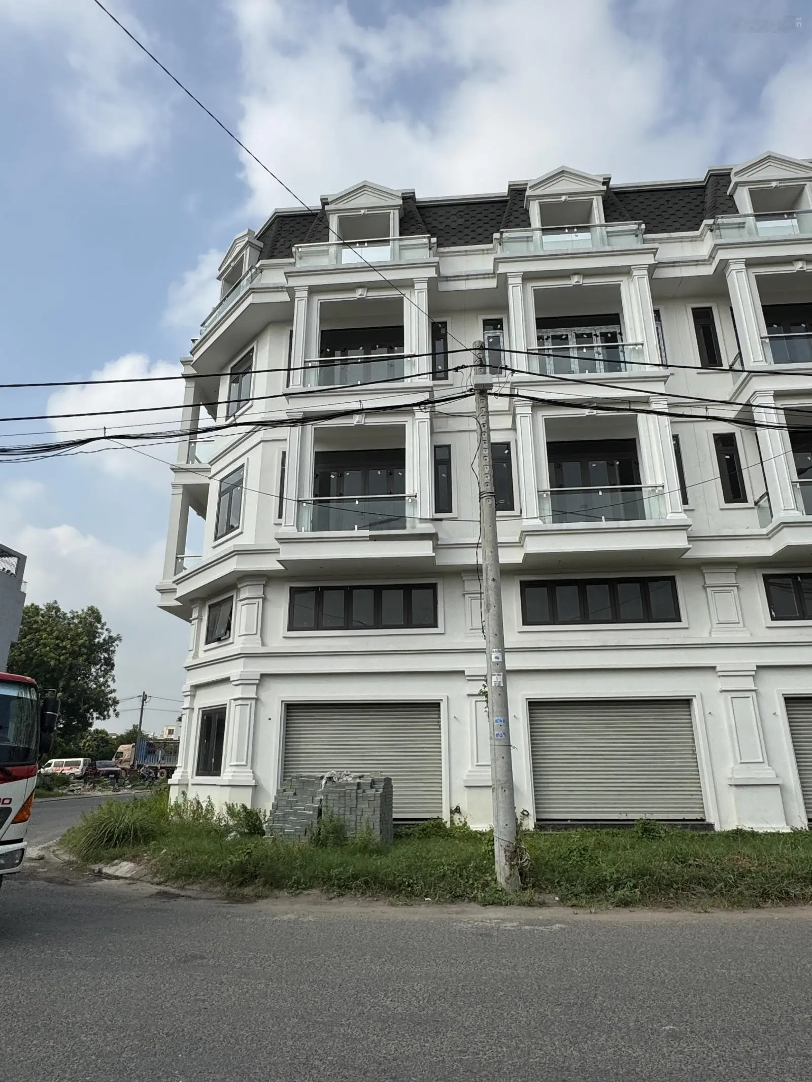 Bán nhà Mặt Phố 400m2, ngay Chợ truyền thống (Chợ An Sương), mới xây 5 tầng, thiết kế rất hiện đại