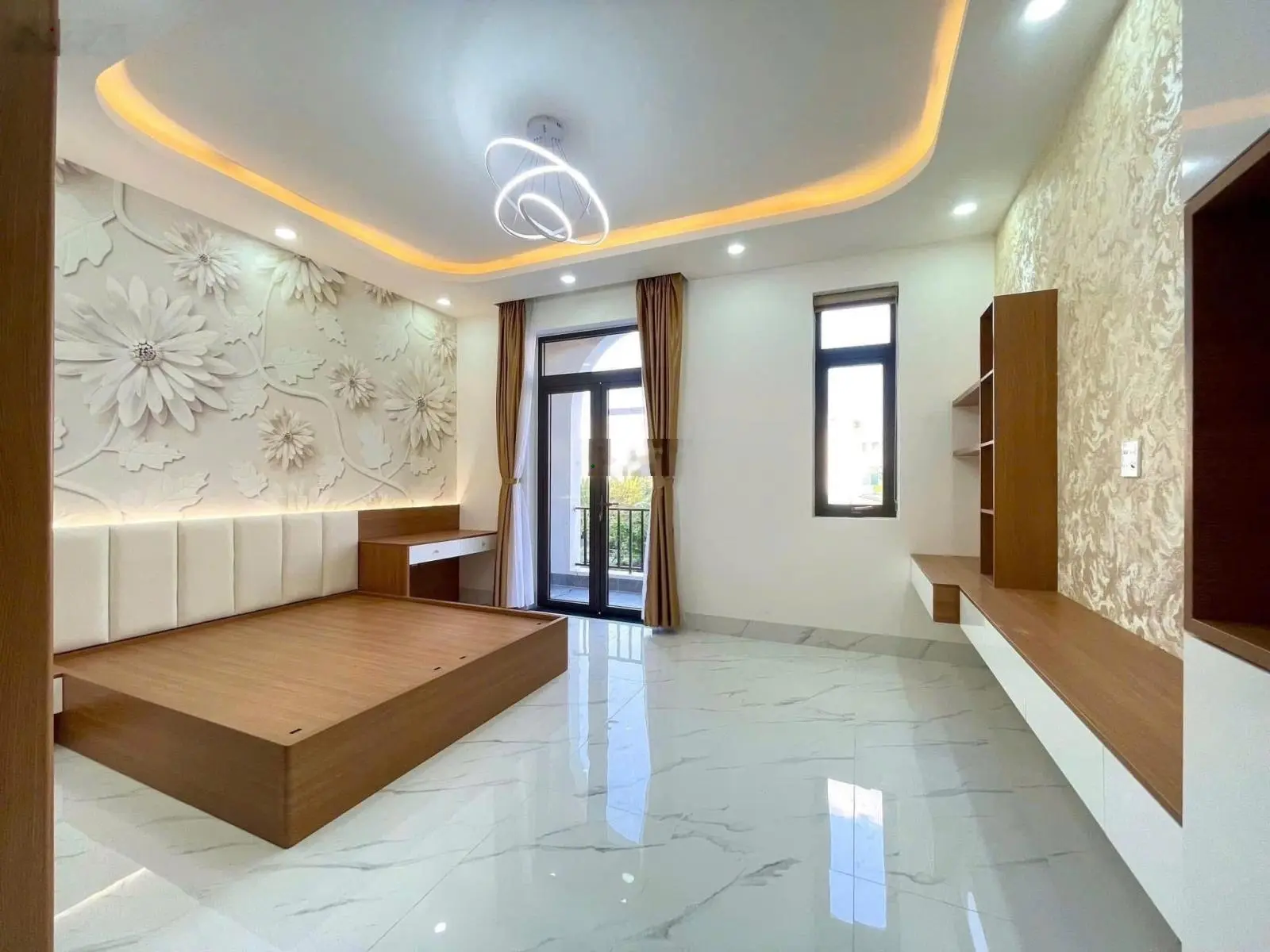 Vợ chồng kẹt tiền cần bán gấp nhà gần chợ Hưng Long, có sổ hồng riêng