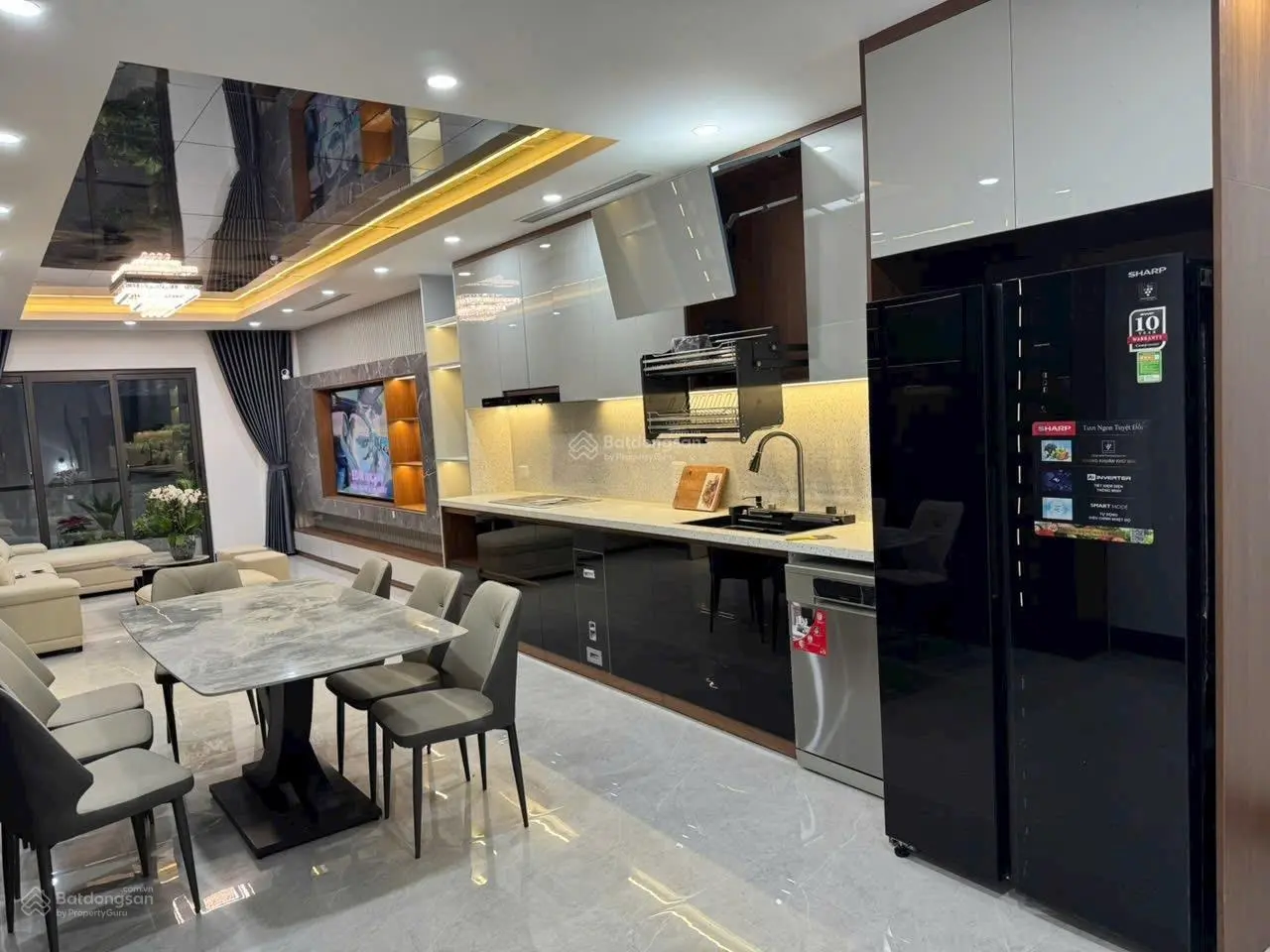 Chính chủ bán nhà đẹp fun nội thất cầu thang máy phố trạm long biên hà nội 60m2