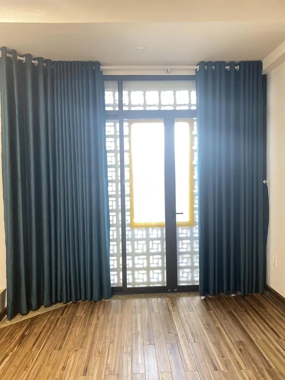 Nhà sát mặt tiền CMT8, Q10, 4.1 x 9.5m nở hậu trệt, 3 lầu. Giá 6,2 tỷ còn bớt