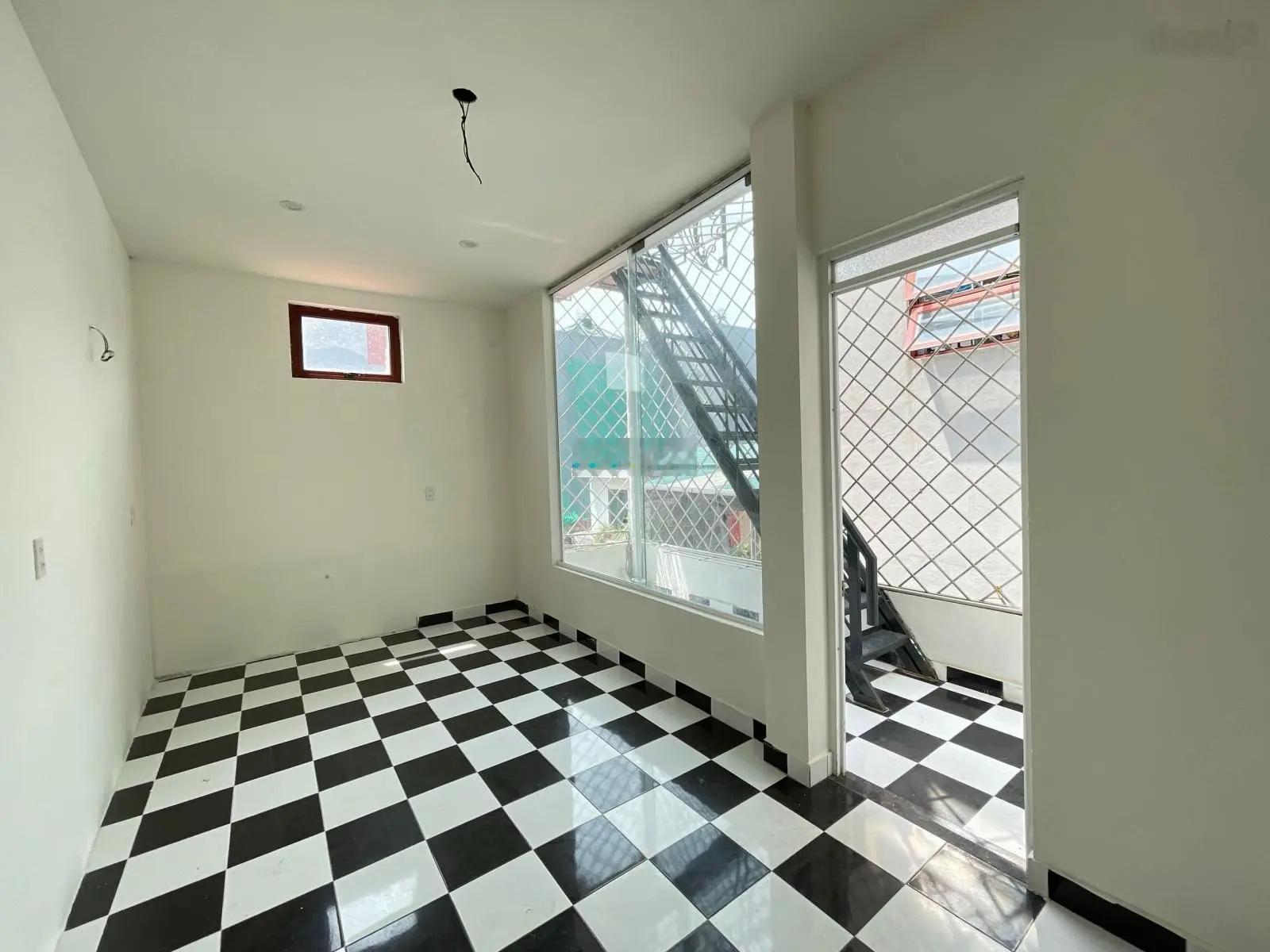 NHà dân xây độc lập hơn 3 tỷ ô tô vào nhà ngay chợ hàng gần Aeon