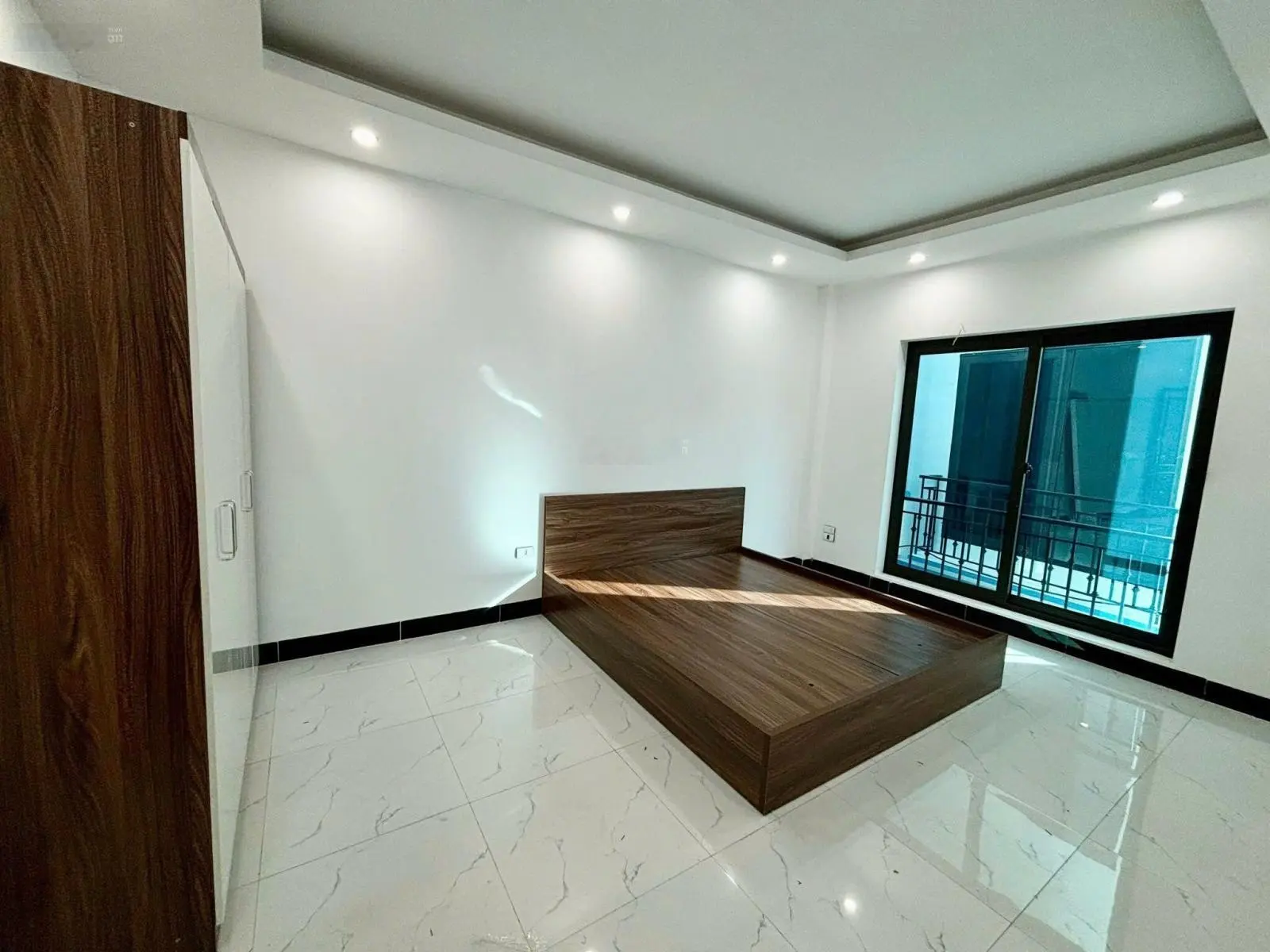 3 tỷ nhà như hình 36m xây 5 tầng ô tô lùi cửa cách 5m ra ô tô tránh, kinh doanh sầm uất